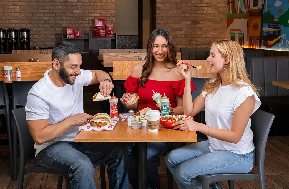 Familia comiendo tacos